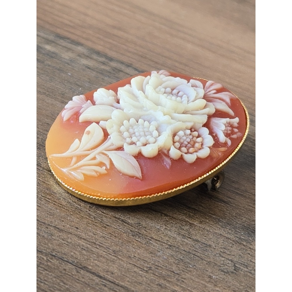 Vintage Cameo Style Floral Brooch Pin Beautiful Estate Piece Oval Gold-Tone Base - Picture 2 of 7